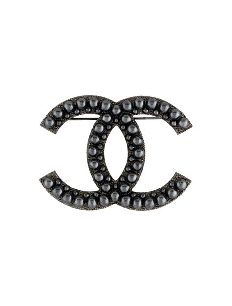 broche chanel sur veste|Chanel costume jewelry.